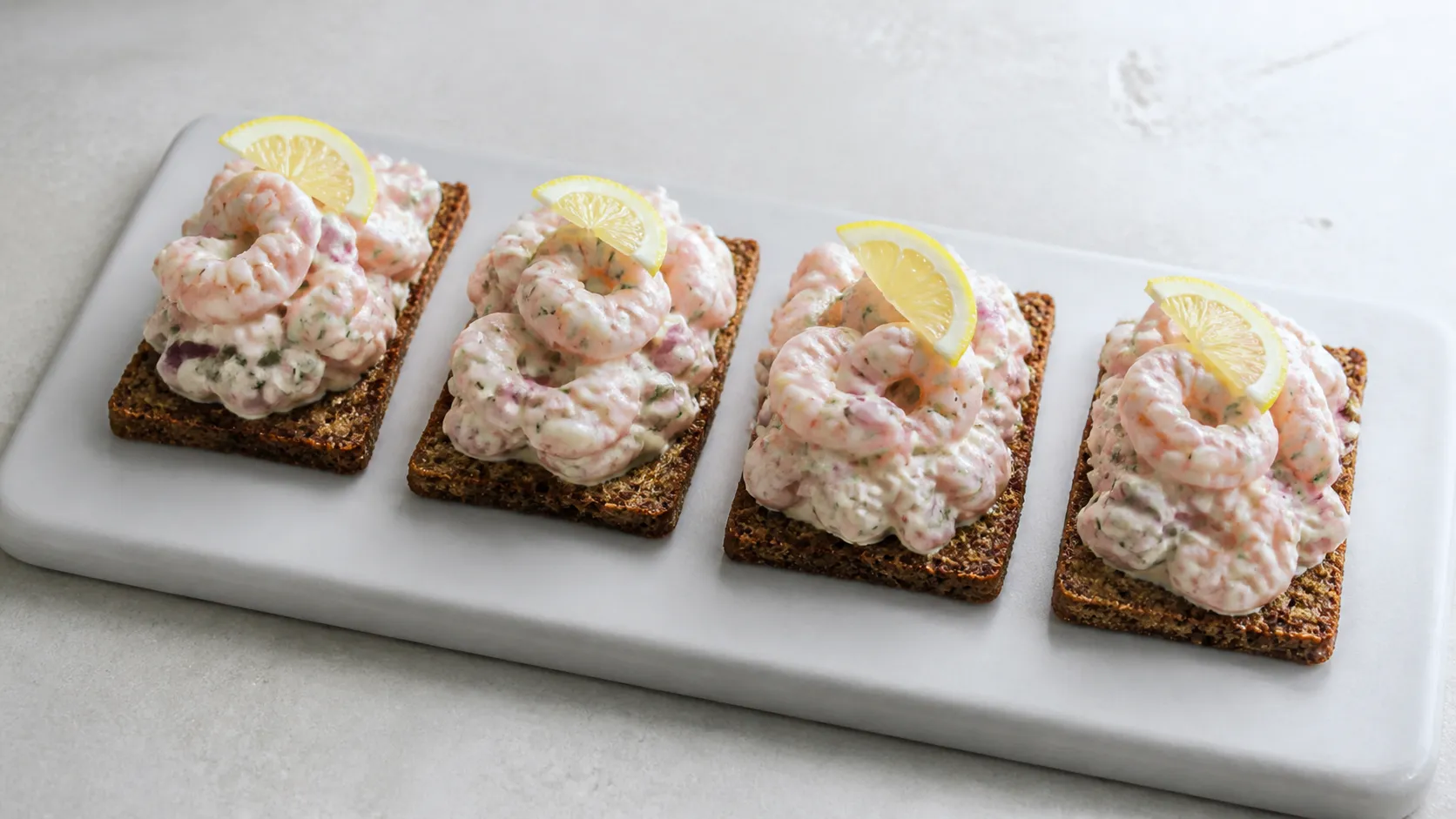Keto Toast Skagen: cremiger Garnelen-Dill-Salat auf knusprigem Keto-Knäckebrot mit Zitrone und Dillspitzen
