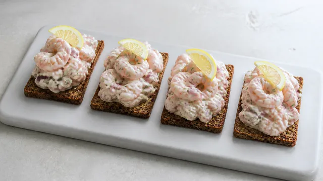 Keto Toast Skagen: cremiger Garnelen-Dill-Salat auf knusprigem Keto-Knäckebrot mit Zitrone und Dillspitzen