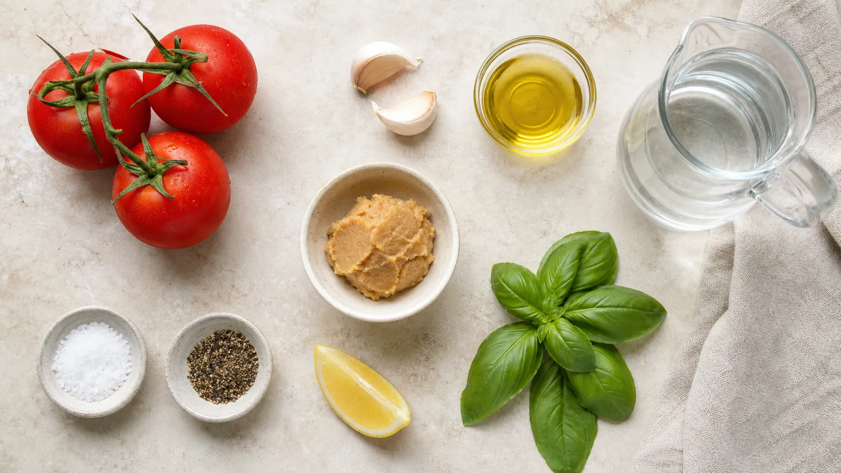Zutaten für Keto Tomaten-Miso-Brühe: Tomaten, Knoblauch, Olivenöl, Misopaste, Basilikum und Zitrone