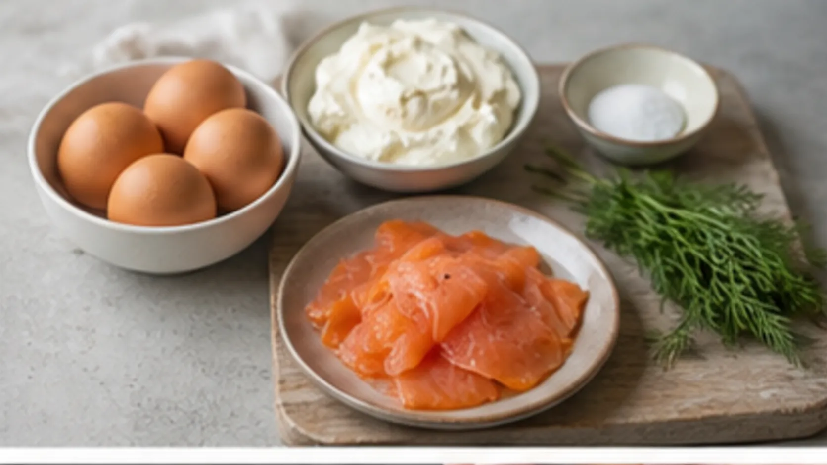 Zutaten für Keto-Wolkenbrot mit Eiern, Frischkäse, Salz, Räucherlachs und Dill