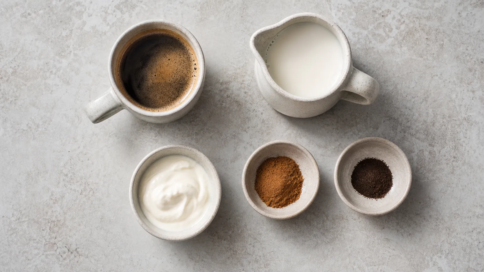 Zutaten für den Keto-Cappuccino: Espresso, ungesüßter Mandeldrink, Sahne und gemahlener Zimt