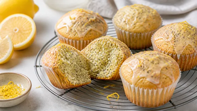 Keto Zitronen-Mohn-Muffins aus Mandelmehl mit Zitronenglasur