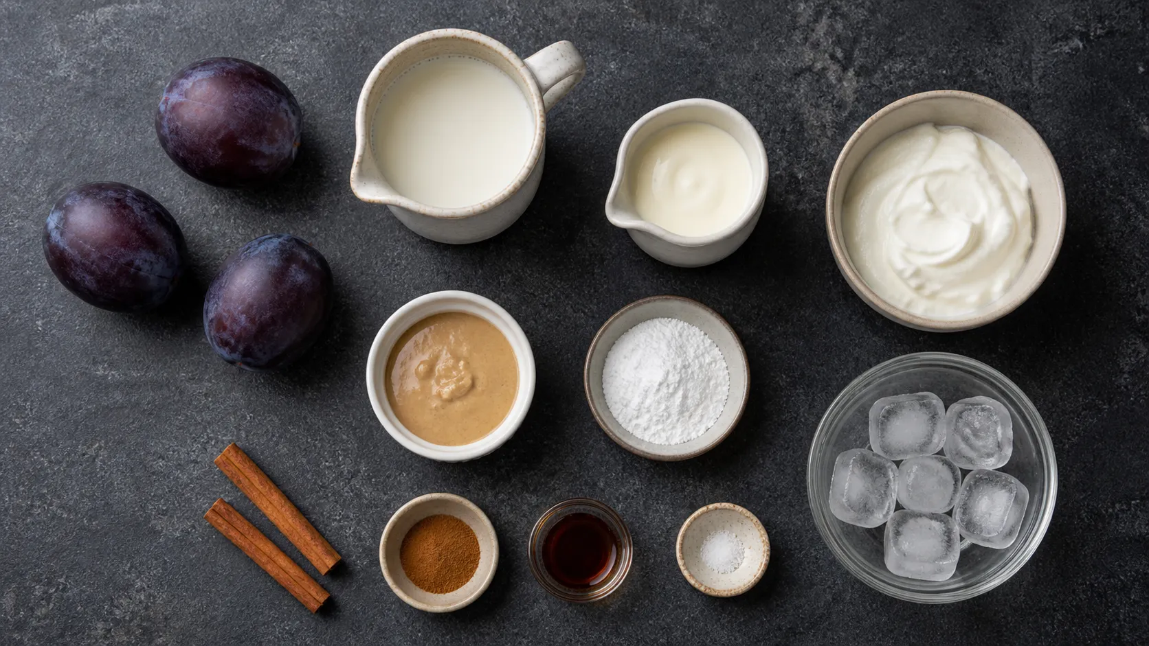 Zutaten für den Shake: reife Zwetschgen, Mandeldrink, Sahne, griechischer Joghurt, Mandelmus, Zimtstangen und Erythrit