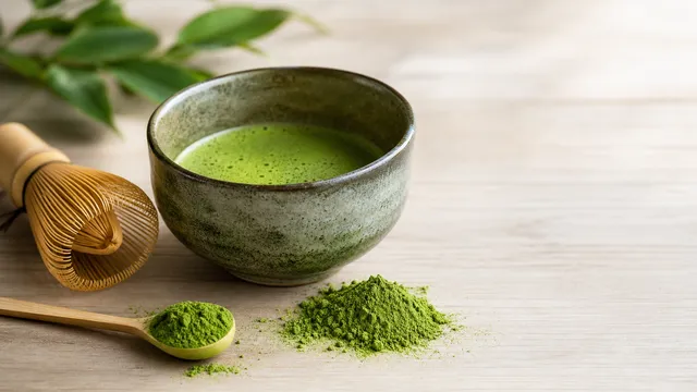 Keto Lebensmittel: Matcha-Pulver und Matcha-Tee in einer Schale