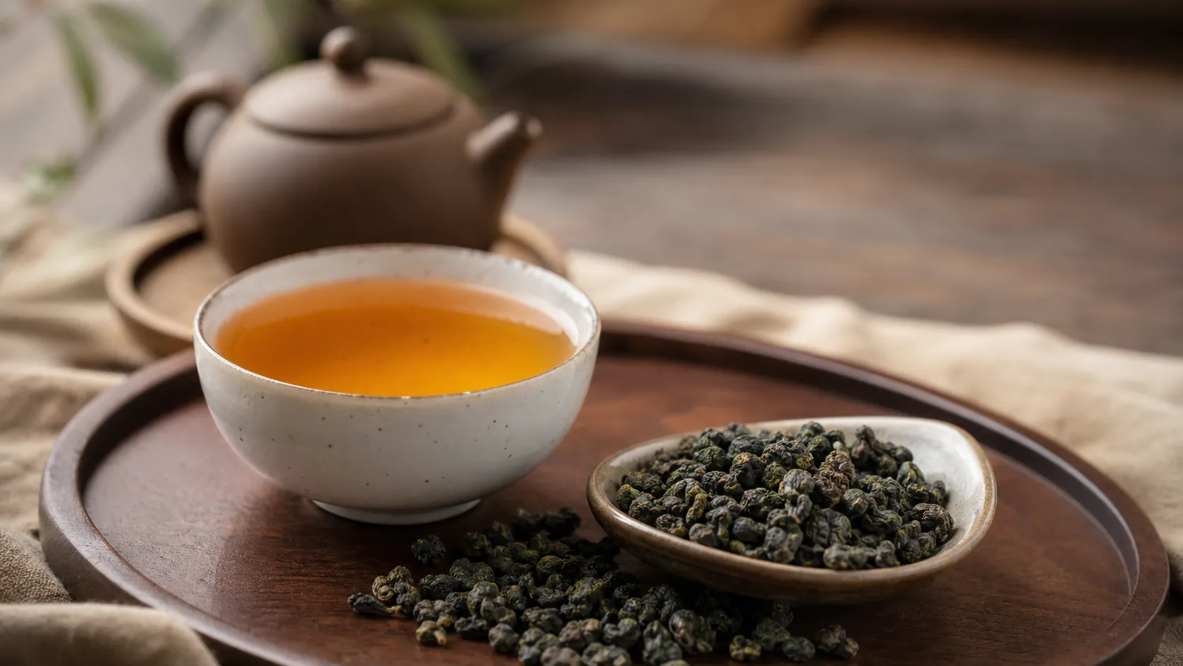 Keto Lebensmittel: Oolong-Tee-Blätter und aufgebrühter Tee