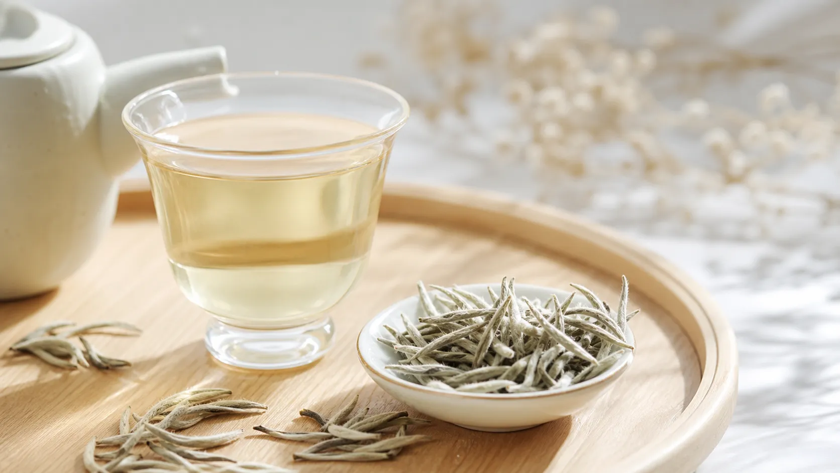Keto Lebensmittel: Weißer Tee mit silbrigen Knospen